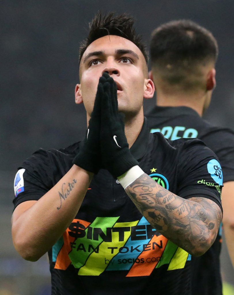 epa09596601 Inter Milan?s Lautaro Martinez celebrates after scoring the 3-1 goal during the Italian Serie A soccer match between FC Inter and SSC Napoli at Giuseppe Meazza stadium in Milan, Italy, 21 November 2021. EPA-EFE/MATTEO BAZZI