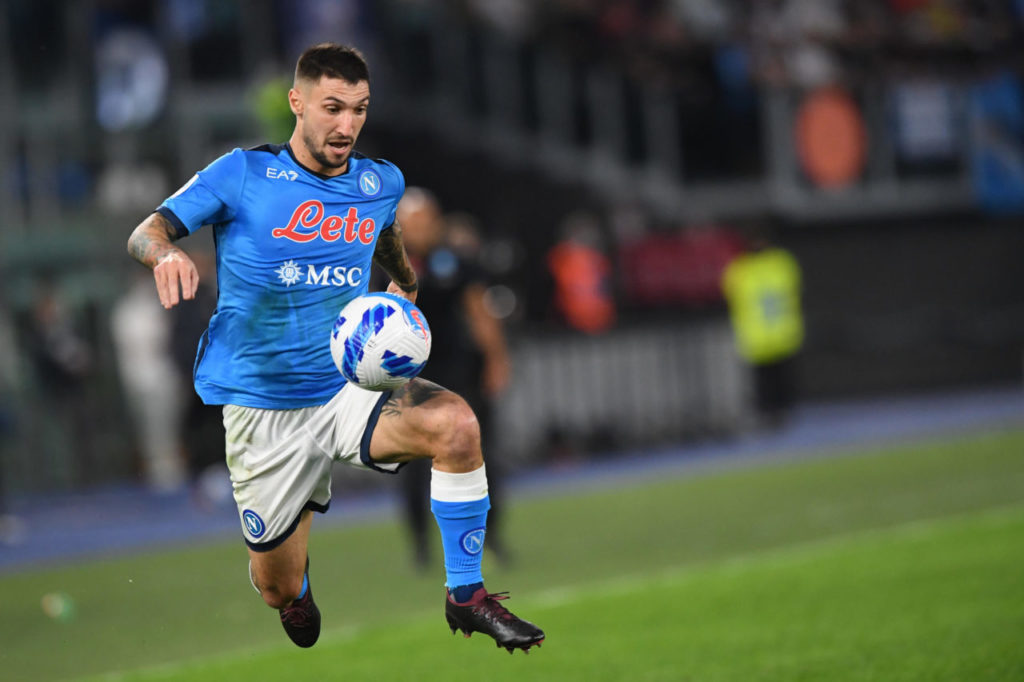 epa09544038 Napoli's Matteo Politano in action during the Italian Serie A soccer match AS Roma vs SSC Napoli at Olimpico stadium in Rome, Italy, 24 October 2021. EPA-EFE/ALESSANDRO DI MEO