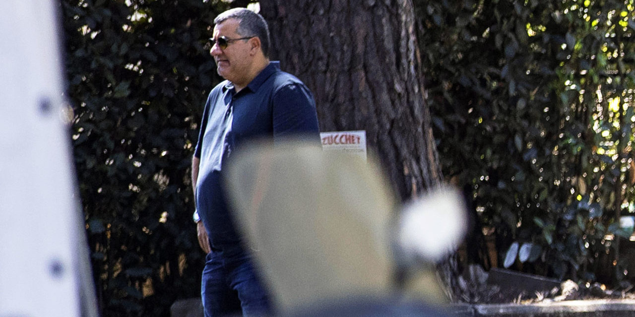 epa08628818 Italian soccer agent Mino Raiola upon his arrival at the Trigoria Sport Center for the first training session of Italian Serie A soccer club AS Roma in Rome, Italy, 27 August 2020. EPA-EFE/MASSIMO PERCOSSI