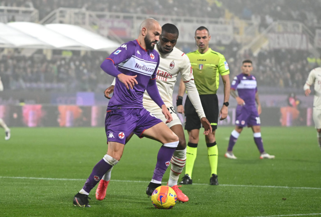 epa09594712 Fiorentina's Riccardo Saponara (L) vies for the ball with Milan's Pierre Kalulu (R) during the Italian Serie A soccer match ACF Fiorentina vs AC Milan at Artemio Franchi Stadium in Florence, Italy, 20 November 2021. EPA-EFE/CLAUDIO GIOVANNINI