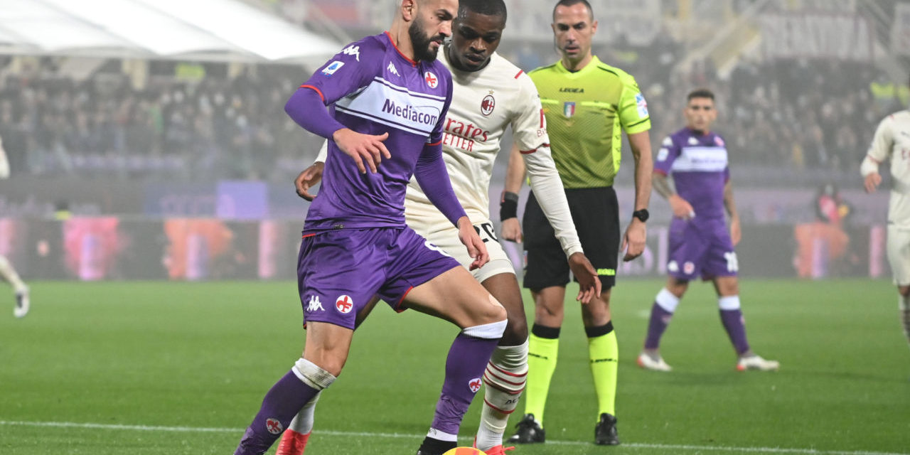 epa09594712 Fiorentina's Riccardo Saponara (L) vies for the ball with Milan's Pierre Kalulu (R) during the Italian Serie A soccer match ACF Fiorentina vs AC Milan at Artemio Franchi Stadium in Florence, Italy, 20 November 2021. EPA-EFE/CLAUDIO GIOVANNINI