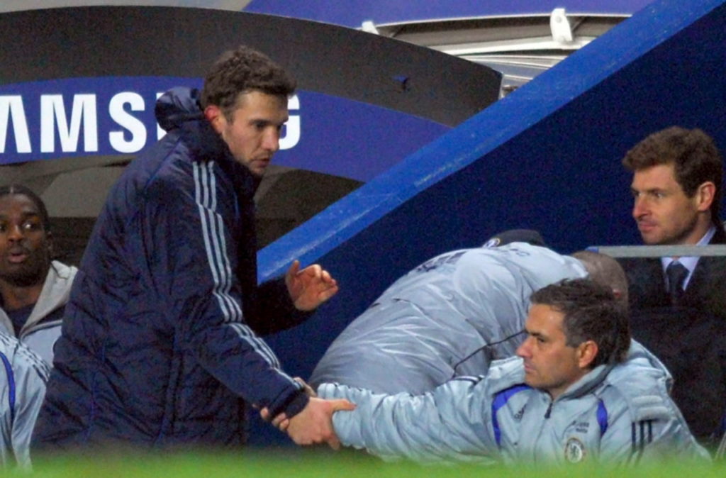 epa00911588 Andriy Shevchenko of Chelsea shakes hands with manager Jose Mourinho after scoring two goals during the Carling cup semi final, second leg at Chelsea's Stamford Bridge Stadium, London Tuesday 23 January 2007. EPA/DANIEL HAMBURY EPA