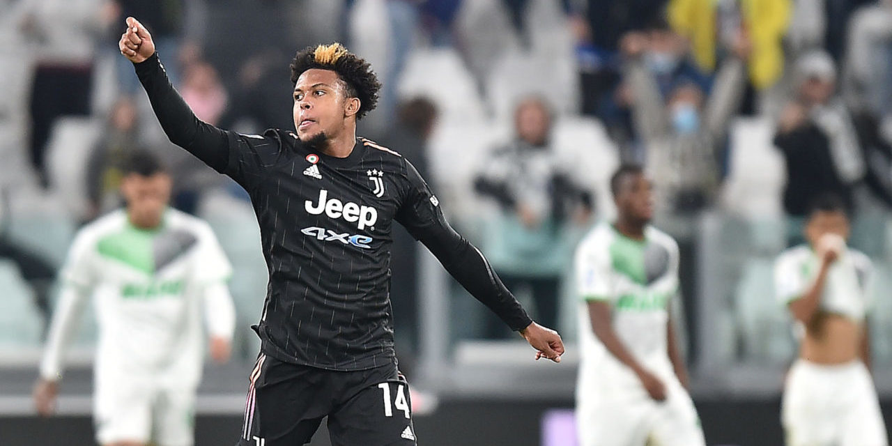 epa09549478 Juventus? Weston McKennie celebrates after scoring the 1-1 equalizer during the Italian Serie A soccer match Juventus FC vs USS Sassuolo Calcio at Allianz Stadium in Turin, Italy, 27 october 2021. EPA-EFE/ALESSANDRO DI MARCO