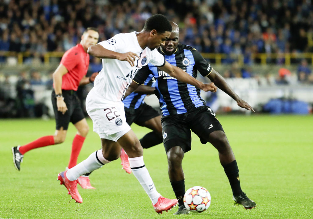 epa09470463 Eder Balanta (R) of Club Brugge in action against Abdou Diallo of Paris Saint-Germain during the UEFA Champions League group A soccer match between Club Brugge and Paris Saint-Germain (PSG) in Bruges, Belgium, 15 September 2021. EPA-EFE/STEPHANIE LECOCQ