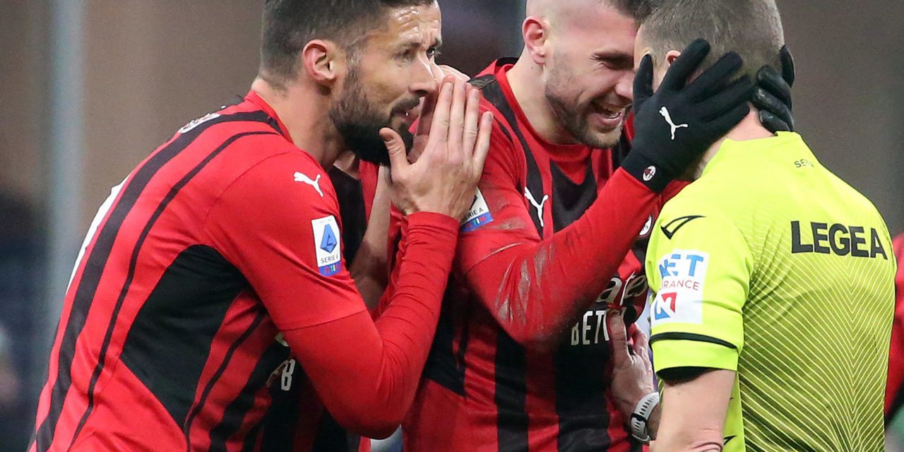 epa09691801 AC Milan?s Ante Rebic (C) and his teammate Olivier Giroud speak with the referee Marco Serra during the Italian Serie A soccer match between AC Milan and Spezia at Giuseppe Meazza stadium in Milan, Italy, 17 January 2022. EPA-EFE/MATTEO BAZZI