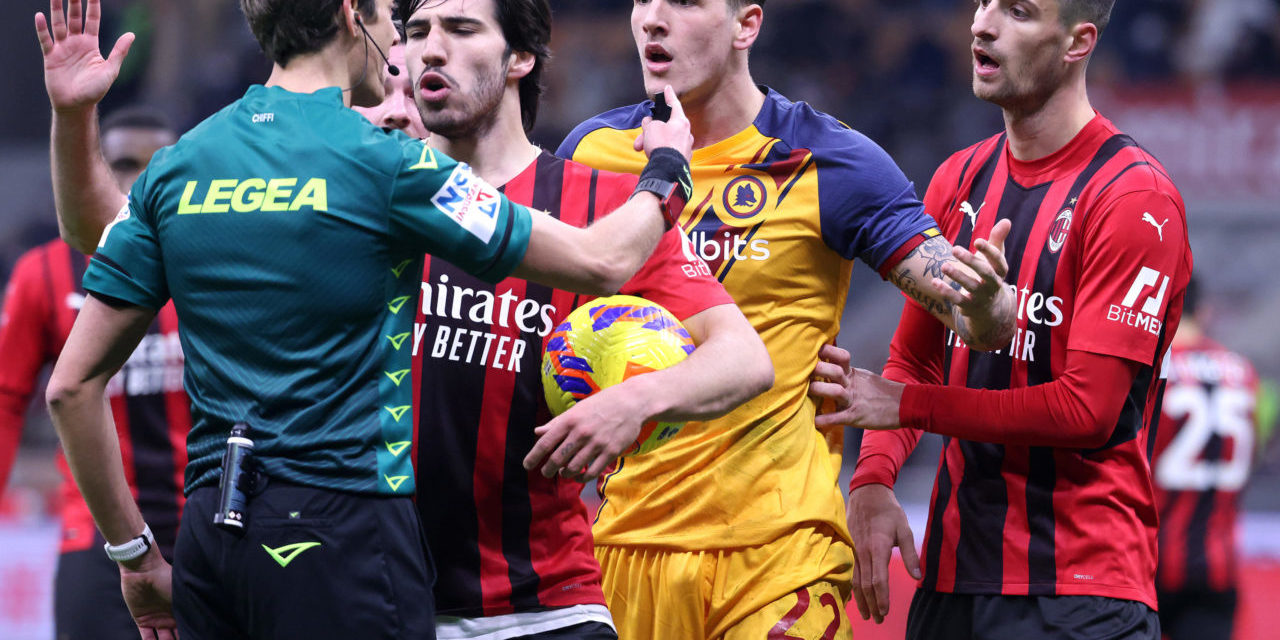 epa09670410 Referee Daniele Chiffi (L) speaks with Roma?s Nicolo' Zaniolo (C) during the Italian serie A soccer match between AC Milan and As Roma at Giuseppe Meazza stadium in Milan, Italy, 6 January 2022. EPA-EFE/MATTEO BAZZI