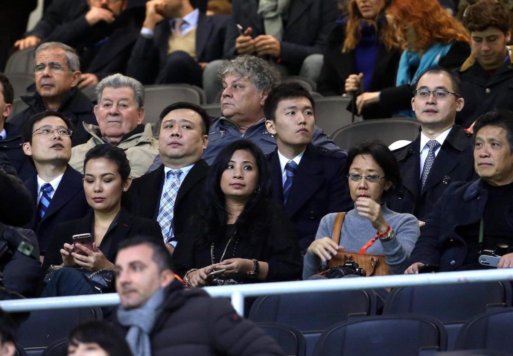 epa05620171 FC Inter's board member Steven Zhang (second from R) and chairman of Suning holdings group Zhang Jindong (second from L) attend during the Italian serie A soccer match between Fc Inter and Fc Crotone at Giuseppe Meazza stadium in Milan, Italy, 06 November 2016. EPA/MATTEO BAZZI