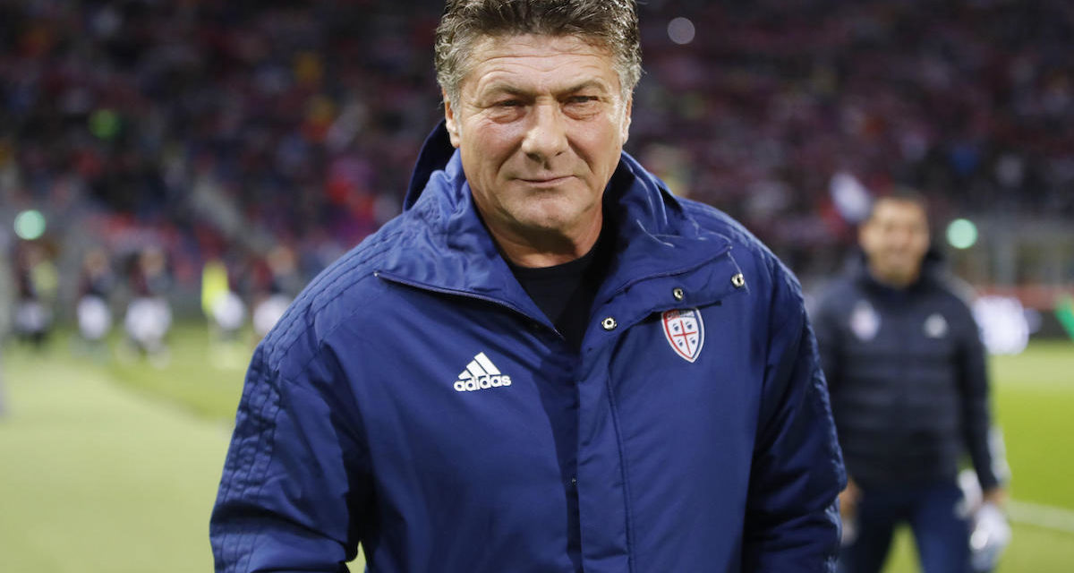 epa09558246 Cagliari's coach Walter Mazzarri reacts before the Italian Serie A soccer match Bologna FC vs Cagliari Calcio at Renato Dall'Ara stadium in Bologna, Italy, 01 November 2021. EPA-EFE/ELISABETTA BARACCHI