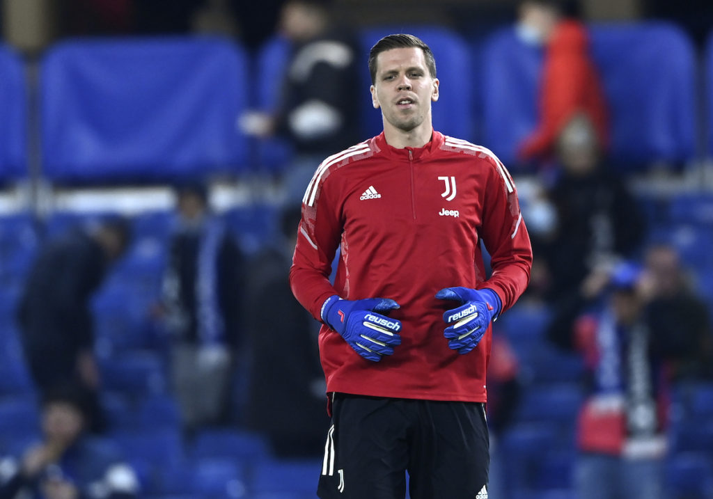epa09599406 Goalkepeer Wojciech Szczesny of Juventus warms up prior to the UEFA Champions League group H soccer match between Chelsea FC and Juventus FC in London, Britain, 23 November 2021. EPA-EFE/Facundo Arrizabalaga