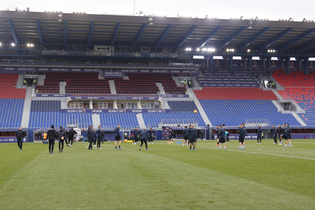 epa09669329 Inter Milan players during warm-up prior to the Italian Serie A soccer match between Bologna FC and Inter Milan, Bologna, Italy, 06 January 2022. Bologna FC is barred from playing and ordered into quarantine for five days by local health authorities after COVID outbreaks in their team. EPA-EFE/ELISABETTA BARACCHI