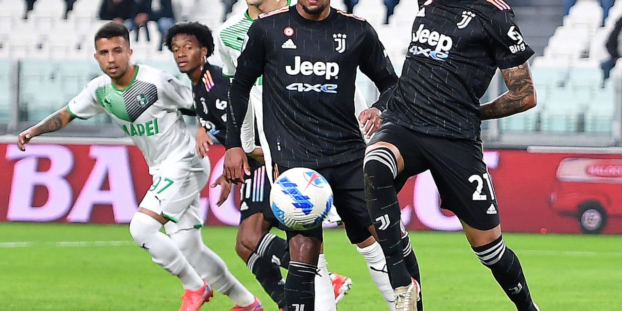 epa09549592 Juventus? Kaio Jorge (R) in action during the Italian Serie A soccer match Juventus FC vs USS Sassuolo Calcio at Allianz Stadium in Turin, Italy, 27 october 2021. EPA-EFE/ALESSANDRO DI MARCO