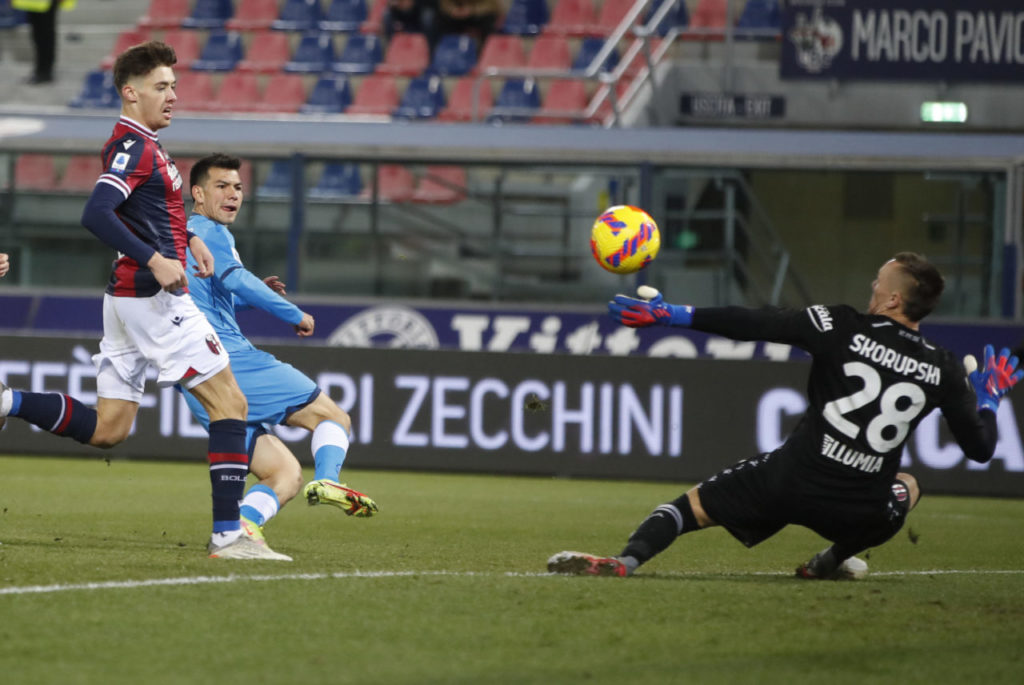 epa09691613 Bologna's goalkeeper Lukas Skorupski in action against Napoli's Hirving Lozano during the Italian Serie A soccer match Bologna FC vs SSC Napoli at Renato Dall'Ara stadium in Bologna, Italy, 17 January 2022. EPA-EFE/ELISABETTA BARACCHI