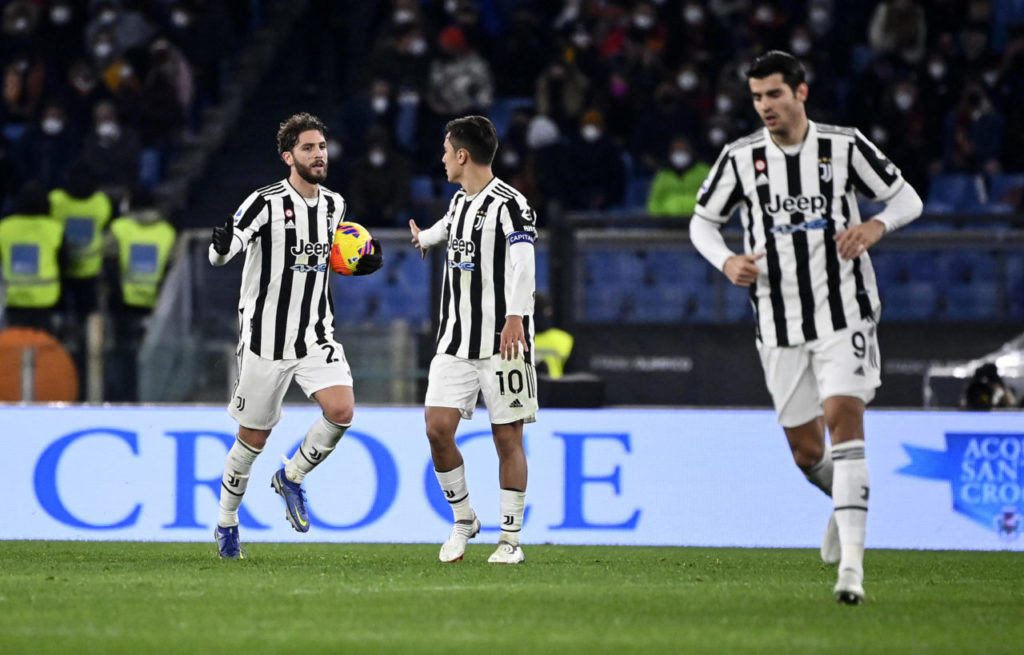 epa09676307 Juventus' Manuel Locatelli (L) celebrates his goal with teammates during the Italian Serie A soccer match between AS Roma and Juventus FC at the Olimpico stadium in Rome, Italy, 09 January 2022. EPA-EFE/RICCARDO ANTIMIANI