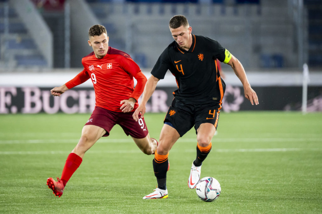 epa09513921 Switzerland's Filip Stojilkovic (L) fights for the ball against Sven Botman of the Netherlands during the UEFA Euro Under 21 Qualifying Group E soccer match between Switzerland and Netherlands in Lausanne, Switzerland, 08 October 2021. EPA-EFE/JEAN-CHRISTOPHE BOTT