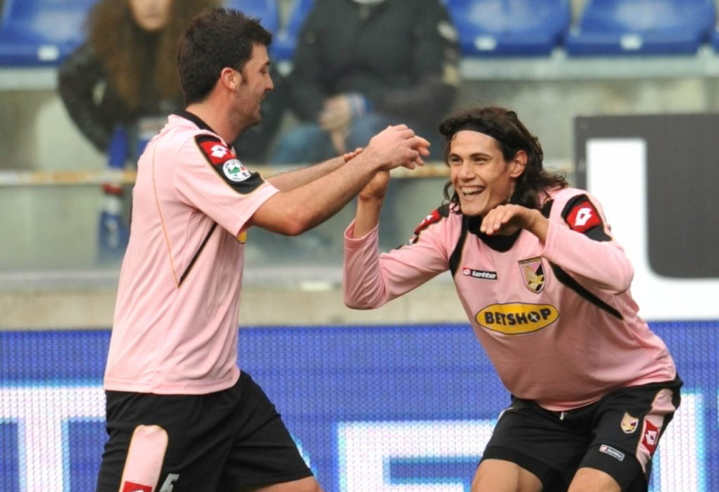 epa01981358 Uruguayan's Palermo Edinson Cavani (R) celebrates his score against Sampdoria team during the Serie A match Sampdoria - Palermo at Luigi Ferraris stadium in Genoa, Italy, 6 January 2010. EPA/LUCA ZENNARO