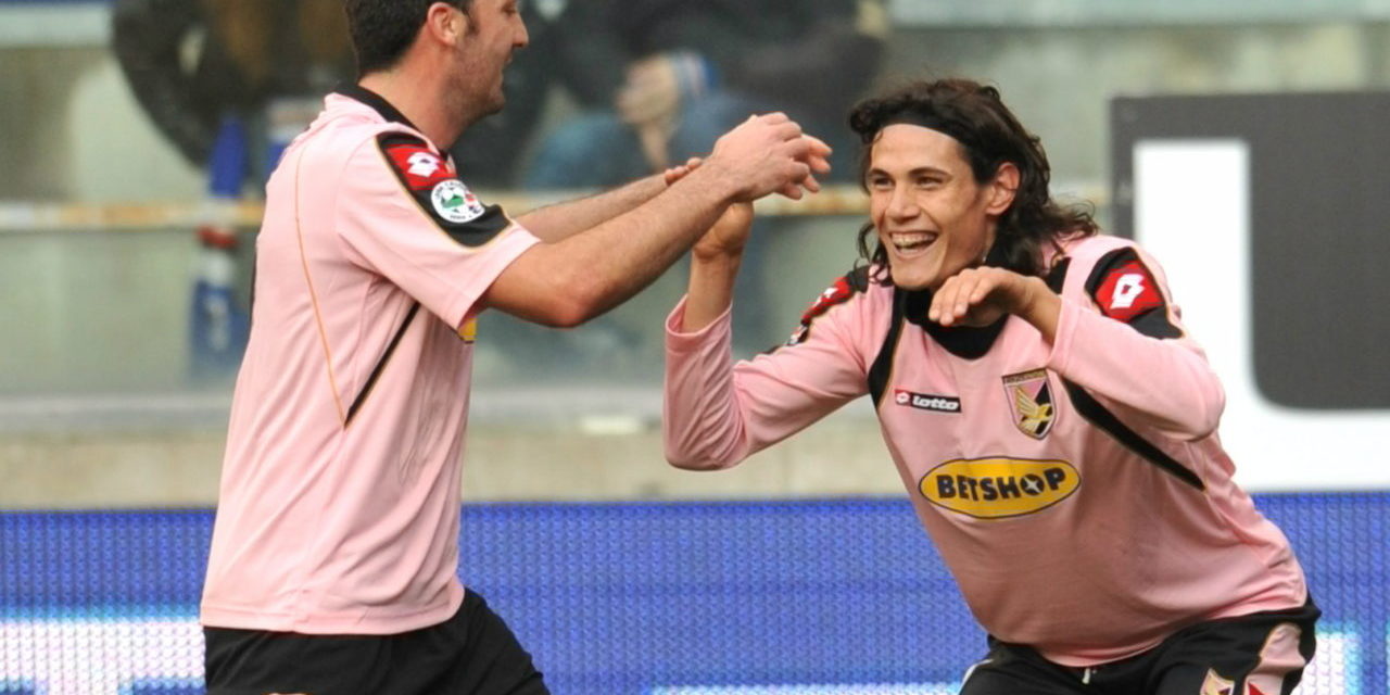 epa01981358 Uruguayan's Palermo Edinson Cavani (R) celebrates his score against Sampdoria team during the Serie A match Sampdoria - Palermo at Luigi Ferraris stadium in Genoa, Italy, 6 January 2010. EPA/LUCA ZENNARO