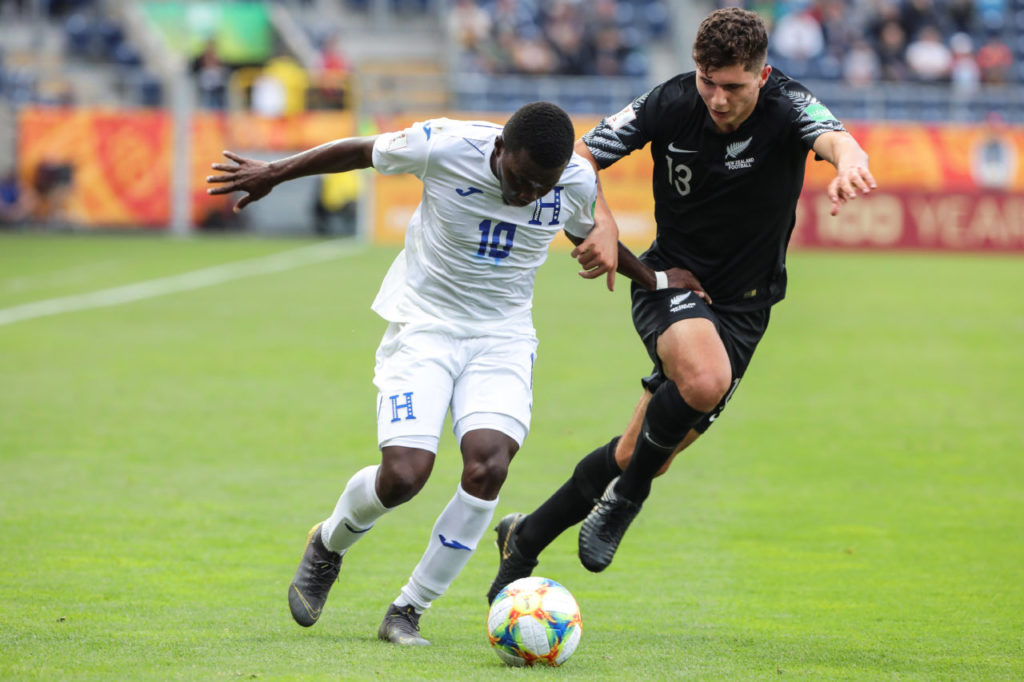 epa07597901 Carlos Mejia (L) of Honduras in action against Liberato Cacace (R) of New Zealand during the FIFA Under-20 World Cup 2019 group C soccer match between Honduras and New Zealand in Lublin, Poland, 24 May 2019. EPA-EFE/JACEK SZYDLOWSKI POLAND OUT