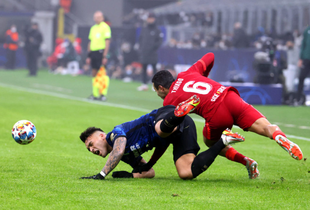 epa09764039 Inter's Lautaro Martinez (L) in action against Liverpool's Thiago Alcantara (R) during the UEFA Champions League round of 16, first leg soccer match between Inter Milan and Liverpool FC in Milan, Italy, 16 February 2022. EPA-EFE/MATTEO BAZZI