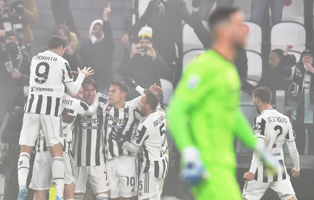 epa09733693 Juventus? Dusan Vlahovic (3-L) celebrates with his teammates after scoring the opening goal during the Italian Serie A soccer match Juventus FC vs Hellas Verona FC at the Allianz Stadium in Turin, Italy, 06 february 2022. EPA-EFE/ALESSANDRO DI MARCO
