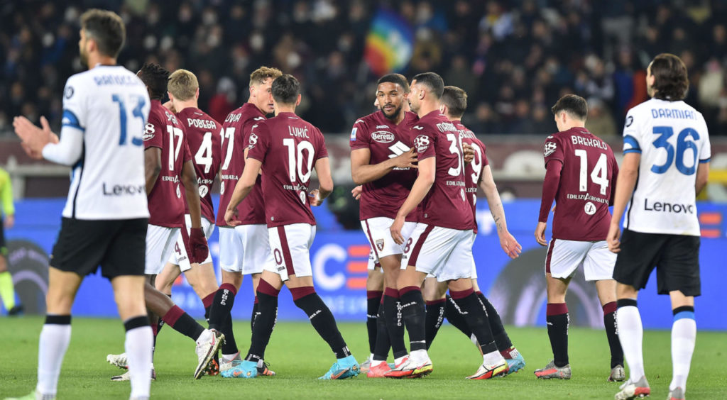 epa09822748 Torino?s Gleison Bremer jubilates after scoring the goal (1-0) during the italian Serie A soccer match Torino FC vs FC Inter at the Olimpico Gtande Torino Stadium in Turin, Italy, 13 March 2022. EPA-EFE/ALESSANDRO DI MARCO