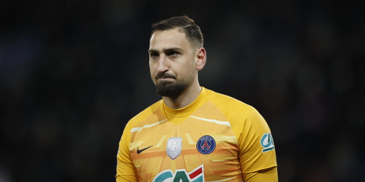 epa09720441 Gianluigi Donnarumma of Paris Saint Germain during the penalty shootout during the Coupe de France round of sixteen soccer match between PSG and Nice at the Parc des Princes stadium in Paris, France, 31 January 2022. EPA-EFE/YOAN VALAT