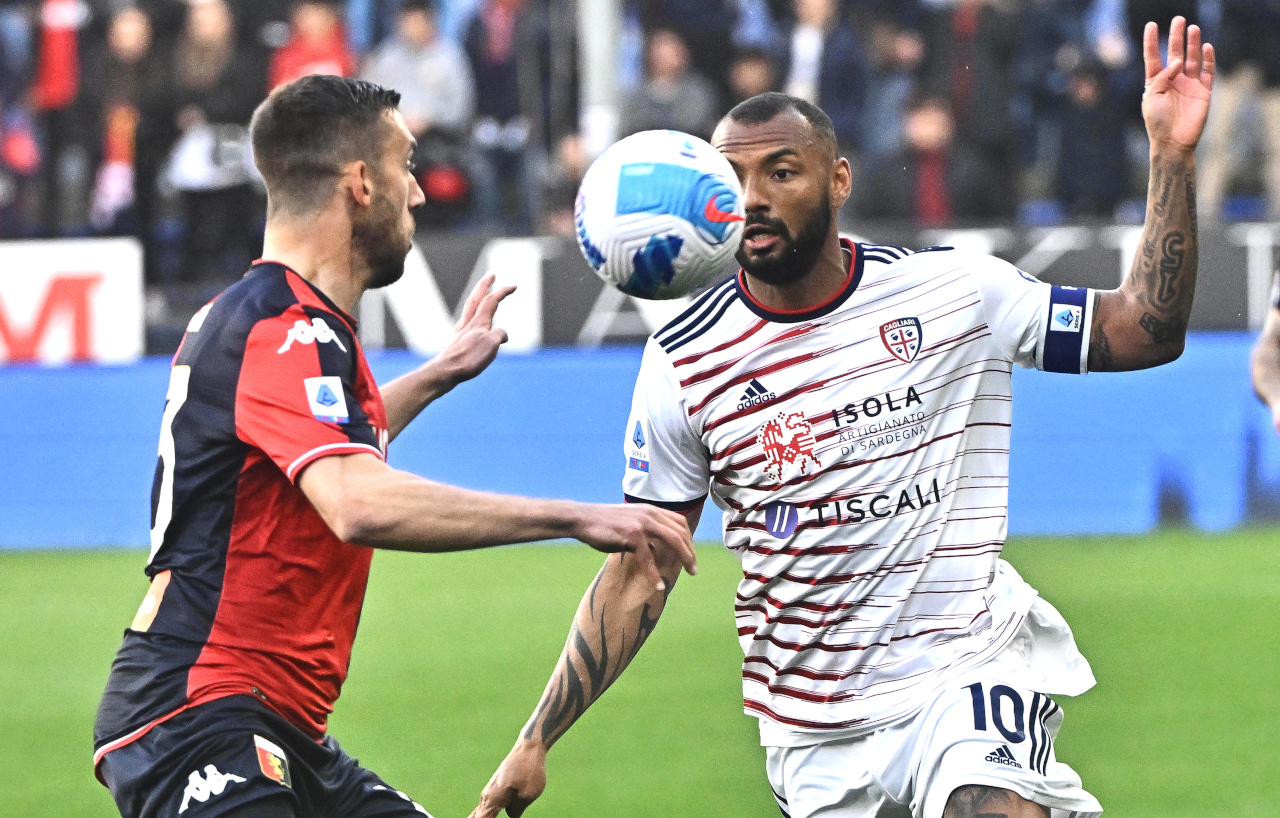 epa09907080 Genoa's Mattia Bani (L) and Cagliari's Joao Pedro (R) in action during the Italian Serie A soccer match between Genoa CFC and Cagliari Calcio in Genoa, Italy, 24 April 2022. EPA-EFE/LUCA ZENNARO