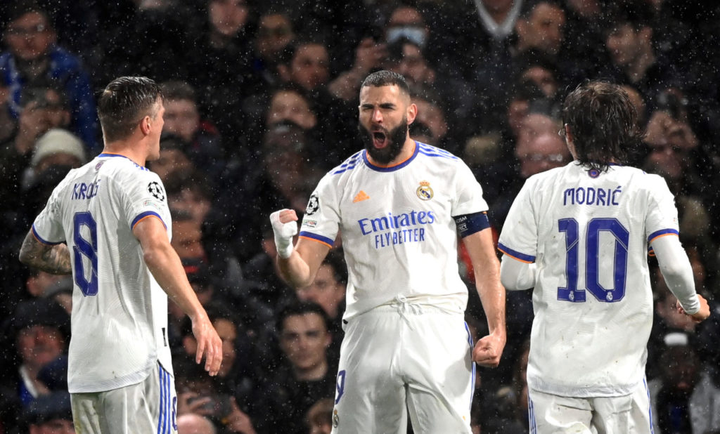 epaselect epa09874321 Real Madrid's Karim Benzema (C) celebrates with teammates after scoring the 1-0 lead during the UEFA Champions League quarter final, first leg soccer match between Chelsea FC and Real Madrid in London, Britain, 06 April 2022. EPA-EFE/NEIL HALL