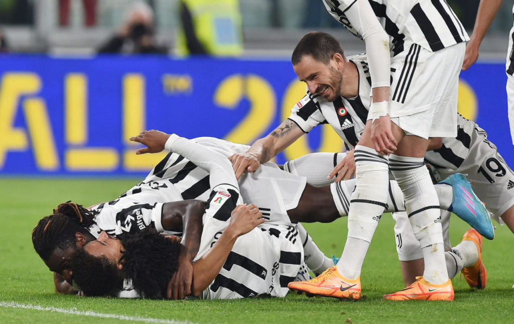 epa09899725 Juventus? Danilo (bottom, C) jubilates after scoring the 2-0 goal during the Italy Cup semifinal, second leg, soccer match Juventus FC vs ACF Fiorentina at the Allianz Satadium in Turin, Italy, 20 april 2022. EPA-EFE/ALESSANDRO DI MARCO