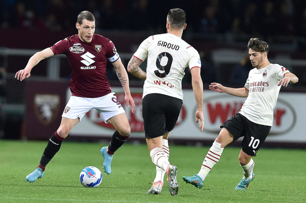 epa09883442 Torino?s Andrea Belotti (L) in action during the Italian Serie A soccer match between Torino FC and AC Milan at the Olimpico Grande Torino Satadium in Turin, Italy, 10 April 2022. EPA-EFE/ALESSANDRO DI MARCO