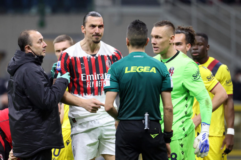 epa09870769 AC Milan?s Zlatan Ibrahimovic (2-L) reacts after an injury during the Italian Serie A soccer match between AC Milan and Bologna FC at Giuseppe Meazza stadium in Milan, 04 April 2022. EPA-EFE/MATTEO BAZZI