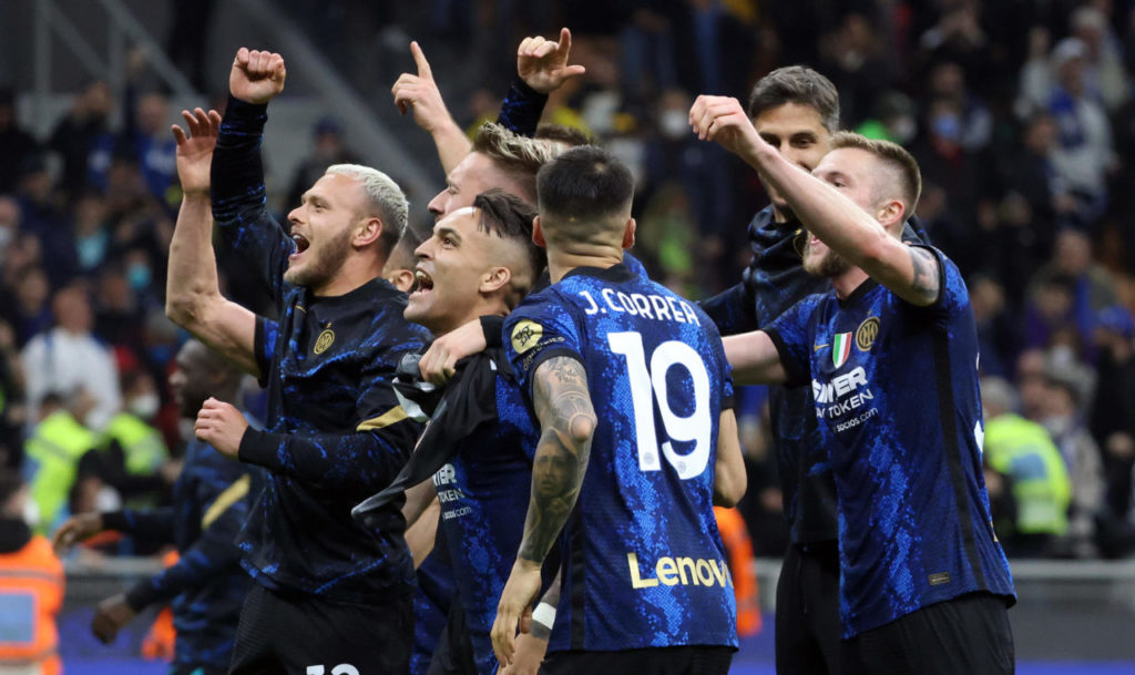 epa09898079 Fc Inter?s players jubilate after winning the Italy Cup Coppa Italia semifinal second leg soccer match between Fc Inter and Ac Milan at Giuseppe Meazza stadium in Milan, Italy, 19 April 2022. EPA-EFE/MATTEO BAZZI