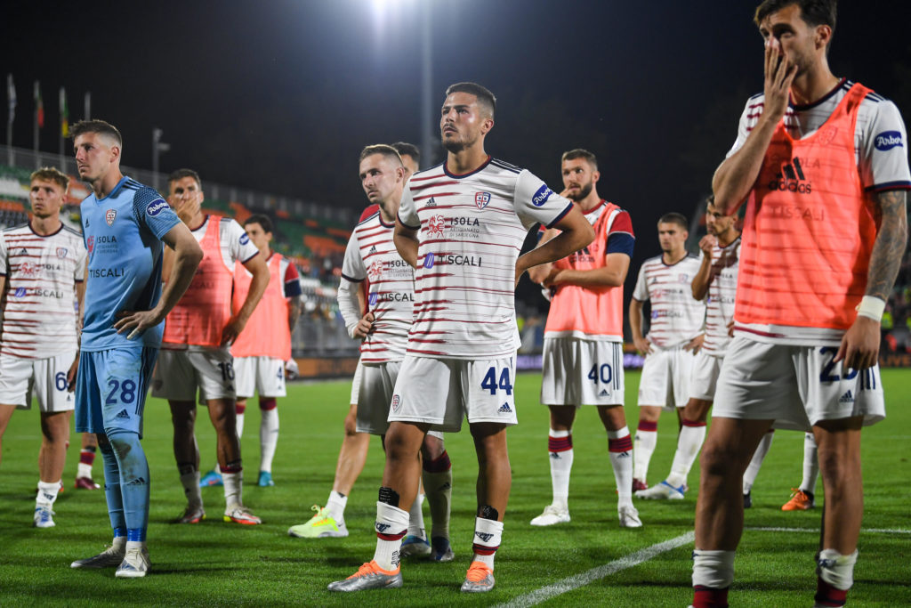 epa09967745 Cagliari's players show their dejection for relegation to Italian Serie B Championship at the end of the Italian Serie A soccer match Venezia FC vs Cagliari Calcio at the Pier Luigi Penzo stadium in Venice, Italy, 22 May 2022. EPA-EFE/ALESSIO MARINI