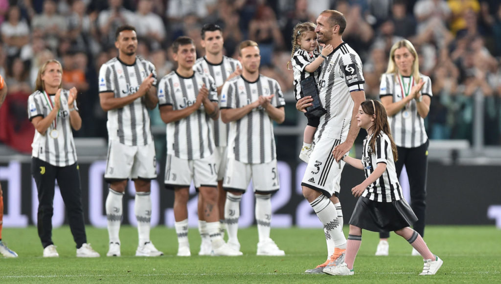 epa09951903 Juventus? Giorgio Chiellini greets the fans during the Italian Serie A soccer match Juventus FC vs SS Lazio at the Allianz Stadium in Turin, Italy, 16 May 2022. Chiellini is leaving Juventus at the end of the season after 17 years with the club. EPA-EFE/ALESSANDRO DI MARCO