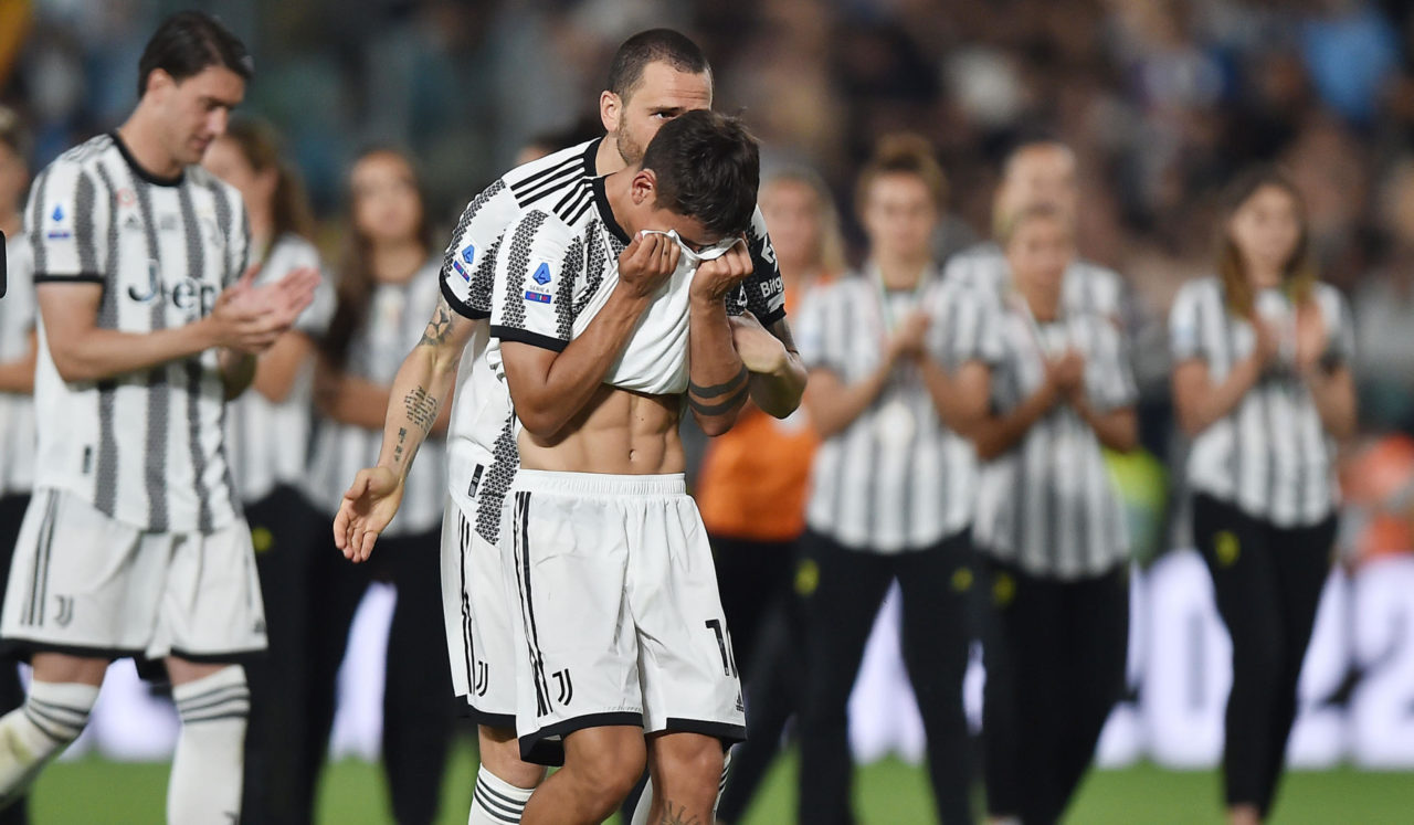 epa09951887 Juventus' Paulo Dybala greets the fans during the Italian Serie A soccer match Juventus FC vs SS Lazio at the Allianz Stadium in Turin, Italy, 16 May 2022. Paulo Dybala is leaving Juventus at the end of the season. EPA-EFE/ALESSANDRO DI MARCO