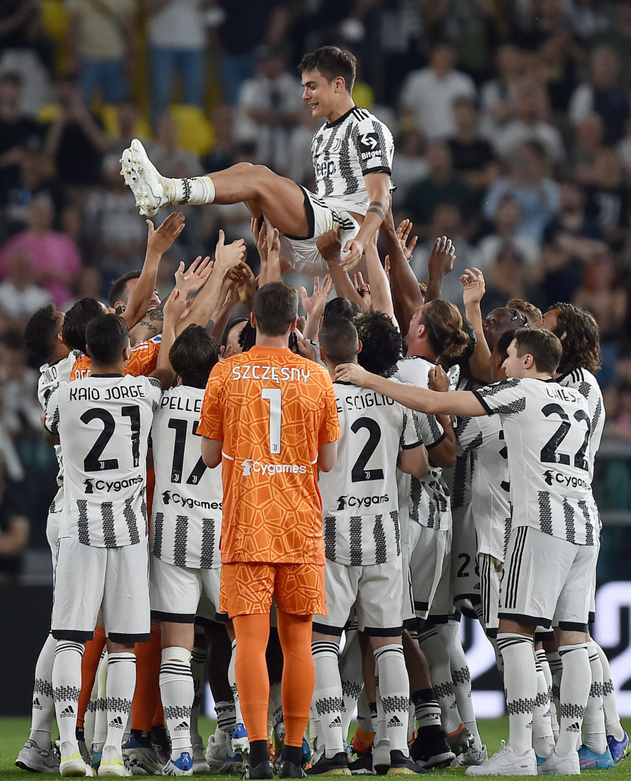 epa09951896 Juventus' Paulo Dybala is carried by his teammates during the Italian Serie A soccer match Juventus FC vs SS Lazio at the Allianz Stadium in Turin, Italy, 16 May 2022. Paulo Dybala is leaving Juventus at the end of the season. EPA-EFE/ALESSANDRO DI MARCO