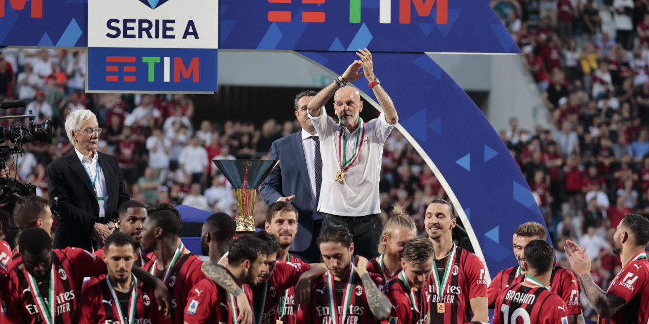 epa09967504 Milan's players and head coach Stefano Pioli celebrate with the trophy after winning the Italian Serie A championship's title after the Italian Serie A soccer match US Sassuolo vs AC Milan at Mapei Stadium in Reggio Emilia, Italy, 22 May 2022. EPA-EFE/ELISABETTA BARACCHI