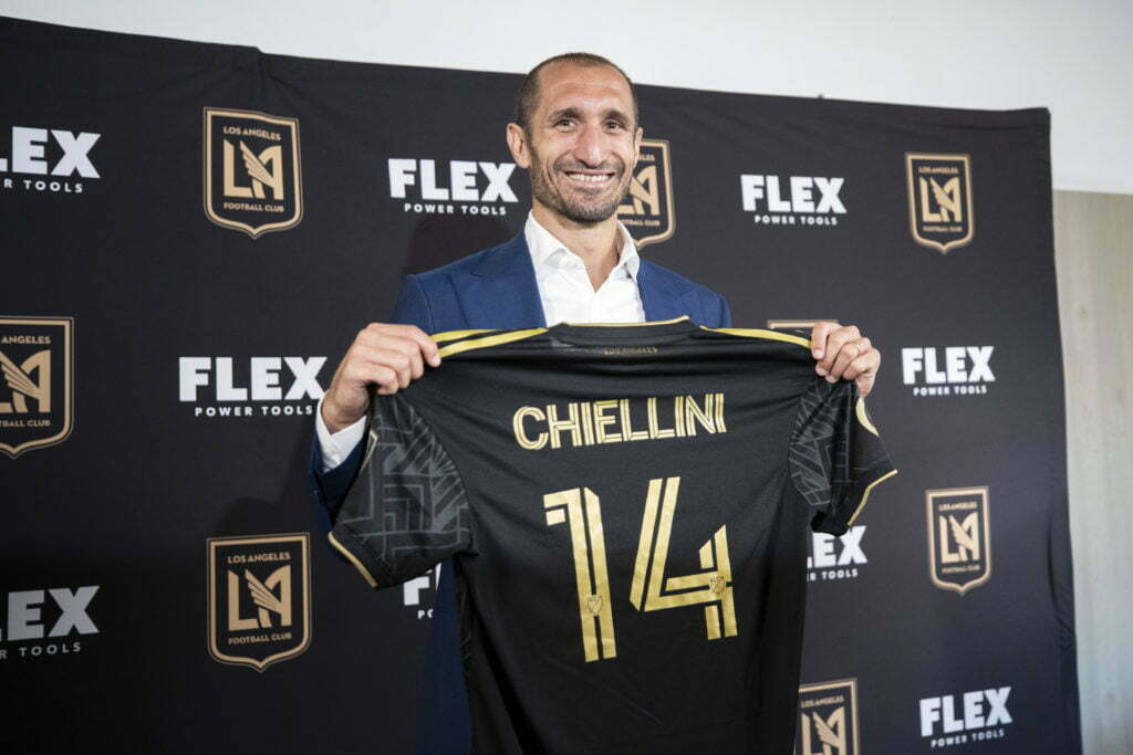 epa10042466 Italian defender Giorgio Chiellini poses with his jersey during his official presentation as a new player for the Los Angeles Football (LAFC) at Banc of California Stadium in Los Angeles, California, USA, 29 June 2022. EPA-EFE/ETIENNE LAURENT