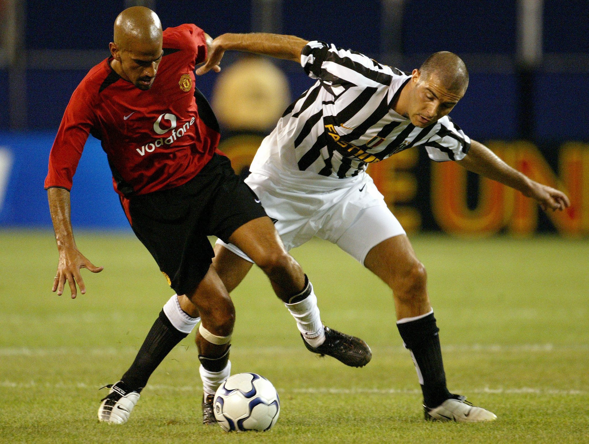 Manchester United's Juan Sebastian Veron (L) and Juventus' Enzo Maresca (R) battle for control of the ball near midfield 31 July 2003 during their Champions World Match at Giants Stadium in East Rutherford, NJ.