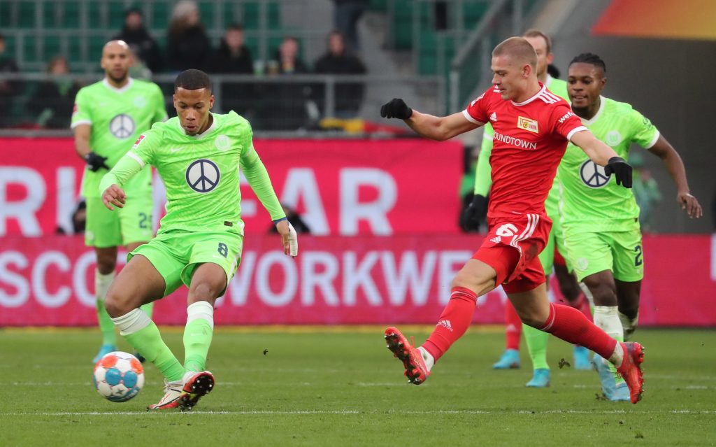 epa09803996 Wolfsburg's Aster Vranckx (L) in action against Union's Julian Ryerson (R) during the German Bundesliga soccer match between VfL Wolfsburg and FC Union Berlin in Wolfsburg, northern Germany, 05 March 2022. EPA-EFE/FOCKE STRANGMANN CONDITIONS - ATTENTION: The DFL regulations prohibit any use of photographs as image sequences and/or quasi-video.