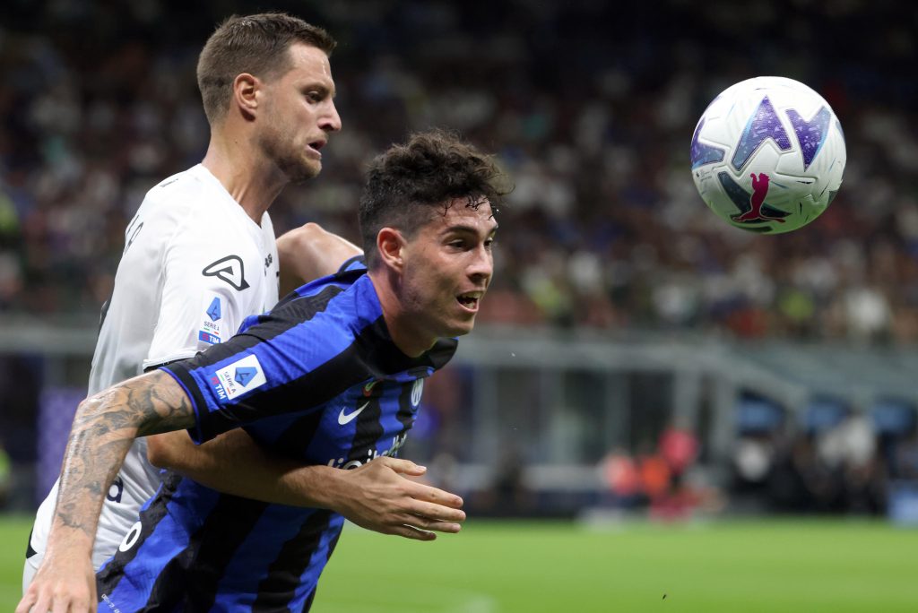 epa10130962 Spezia?s Jacopo Sala (L) challenges for the ball with Inter Milan?s Alessandro Bastoni during the Italian serie A soccer match between FC Inter and Spezia at Giuseppe Meazza stadium in Milan, Italy, 20 August 2022. EPA-EFE/MATTEO BAZZI