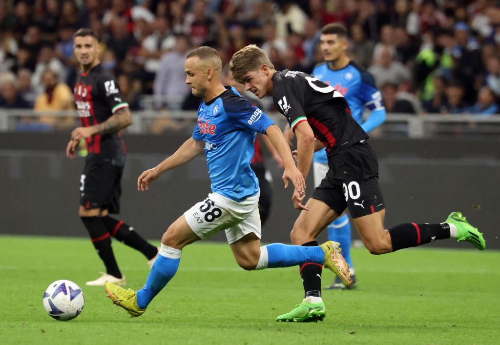 epa10192348 Napoli?s Stanislav Lobotka (L) in action against AC Milan?s Charles De Ketelaere during the Italian serie A soccer match between AC Milan and Napoli at Giuseppe Meazza stadium in Milan, 18 September 2022. EPA-EFE/MATTEO BAZZI