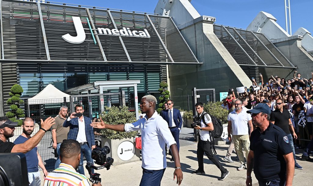 epa10061121 New Juventus' player Paul Pogba arrives at the J Medical center to undergo medical tests, in Turin, Italy, 09 July 2022. The French international has arrived in Turin to complete his return to Italian Serie A soccer side Juventus on a free transfer. EPA-EFE/Alessandro Di Marco