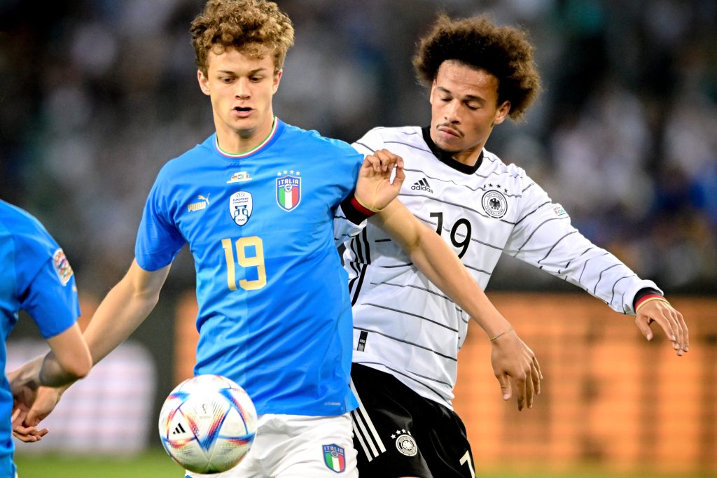 epa10013667 Italy's Giorgio Scalvini (L), in action against Germany's Leroy Sane (R), during the UEFA Nations League soccer match between Germany and Italy in Moenchengladbach, Germany, 14 June 2022. EPA-EFE/SASCHA STEINBACH
