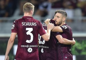epa10162584 Torino?s Nikola Vlasic (R) celebrates with teammates after scoring a goal during the Italian Serie A soccer match Torino FC vs US Lecce at the Olimpico Grande Torino Stadium in Turin, Italy, 05 September 2022. EPA-EFE/Alessandro Di Marco