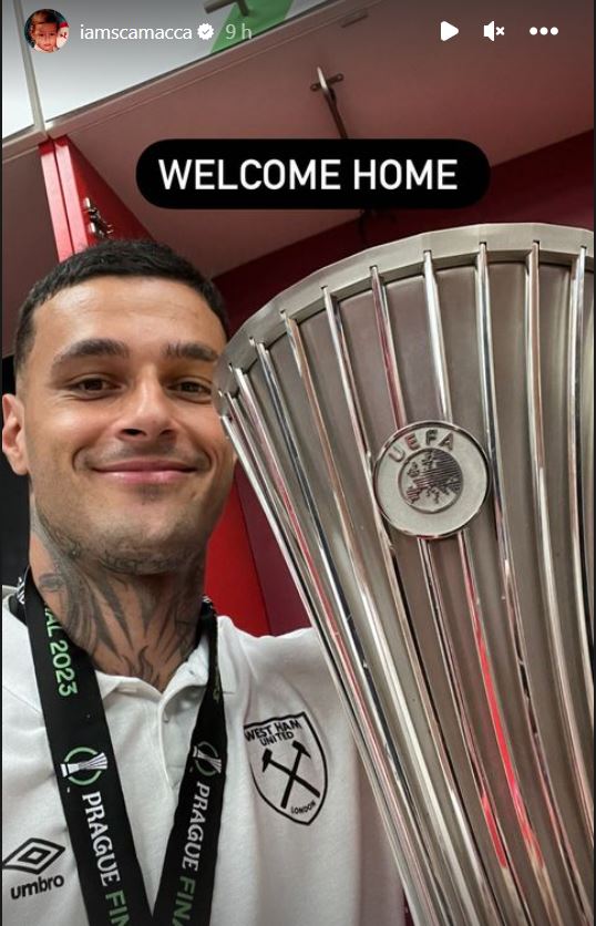 Scamacca's selfie with Europa League trophy at West Ham