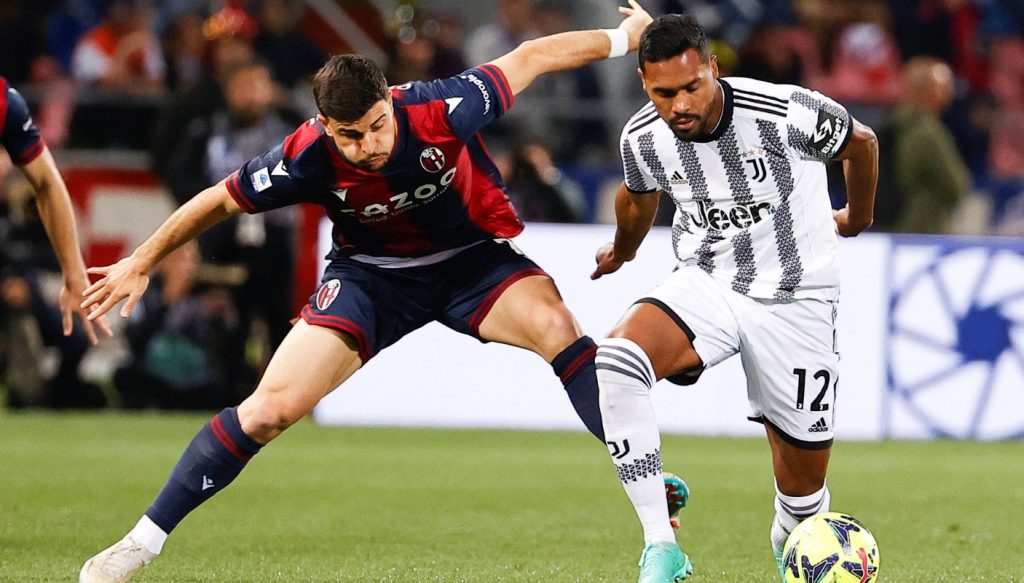 epa10601000 Bologna's Riccardo Orsolini (L) and Juventus' Alex Sandro (R) in action during the Italian Serie A soccer match between Bologna FC and Juventus FC, in Bologna, Italy, 30 April 2023. EPA-EFE/ELISABETTA BARACCHI
