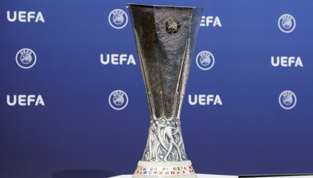 epa10788941 The UEFA Europa League trophy during the UEFA Europa League 2023/24 play-off round draw at the UEFA headquarters in Nyon, Switzerland, 07 August 2023. EPA-EFE/SALVATORE DI NOLFI