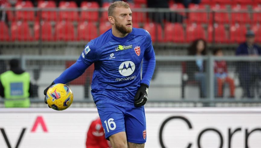 epa10947623 AC Monza's goalkeeper Michele Di Gregorio in action during the Italian Serie A soccer match between AC Monza and Udinese, in Monza, Italy, 29 October 2023. EPA-EFE/Roberto Bregani