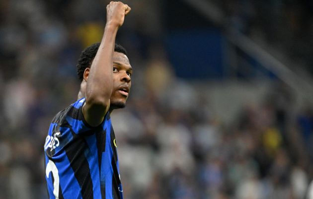 epa10886659 Inter Milan midfielder Denzel Dumfries celebrates after scoring the 1-0 goal during the Italian Serie A soccer match beteween Inter Milan and Sassuolo at the Giuseppe Meazza stadium in Milan, Italy, 27 September 2023. EPA-EFE/Daniel Dal Zennaro