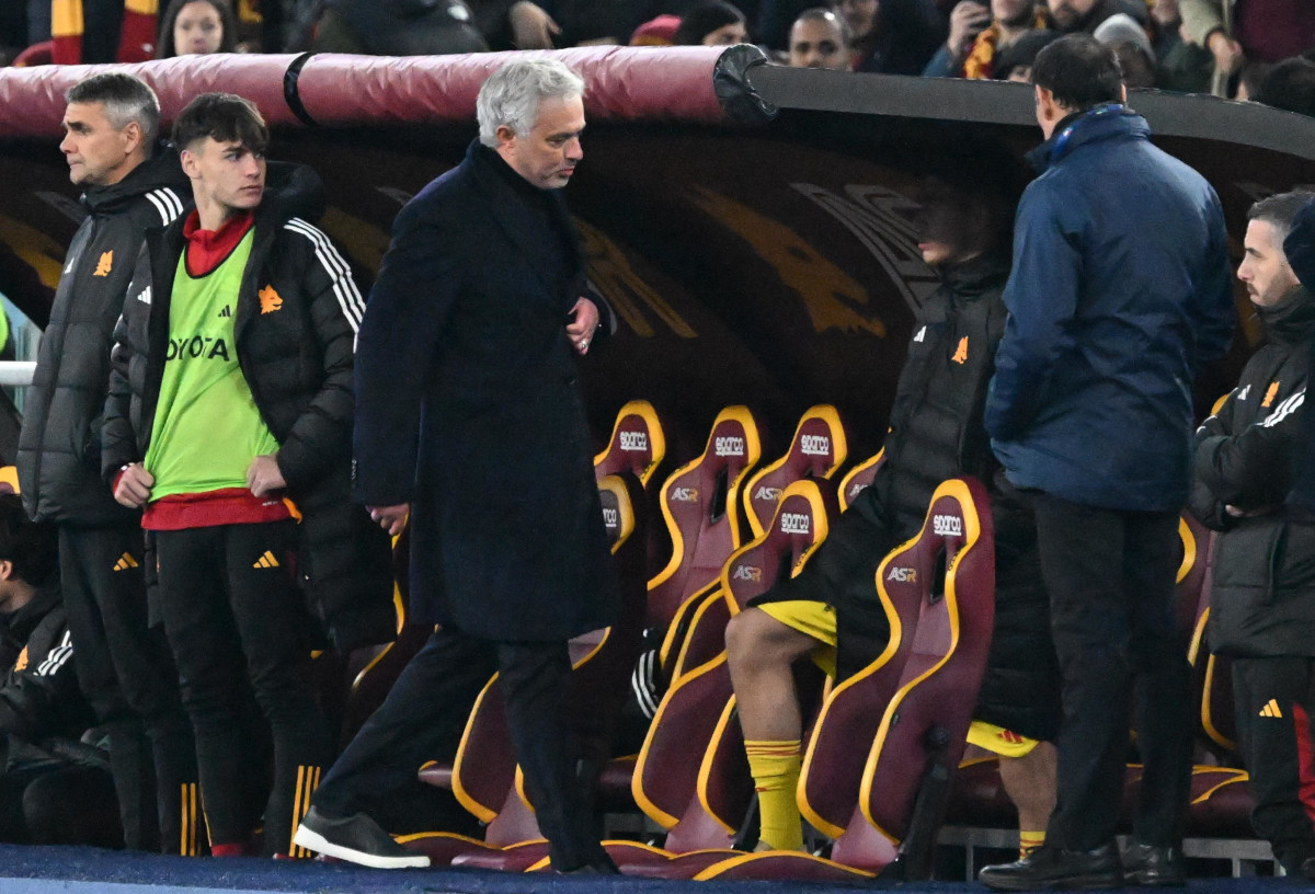 Jose Mourinho Roma bench angry
